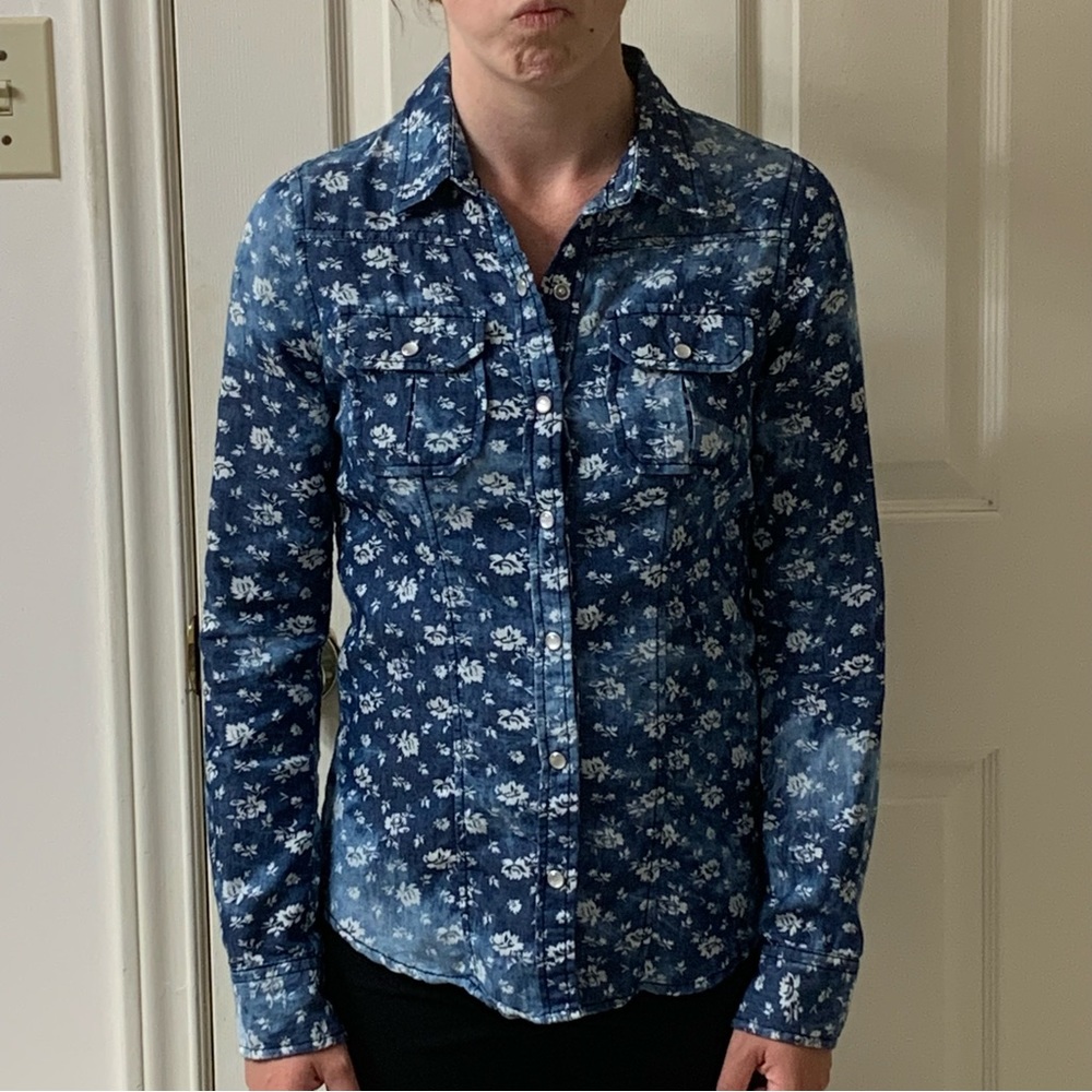 🌷3 for $25🌷Bluenotes, US XS, Blue & White Chambray Floral Button Down Shirt